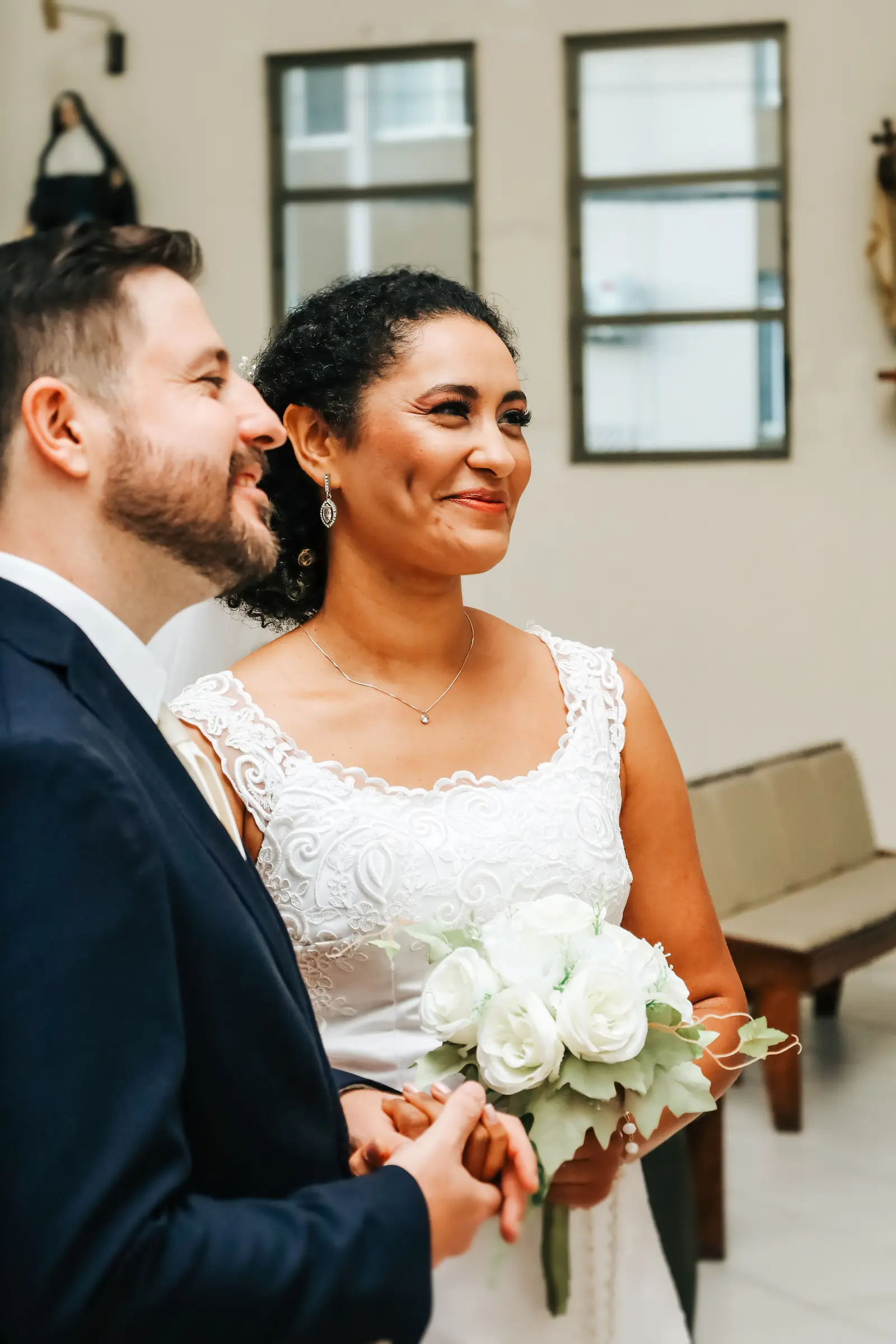 Noivos abraçados no dia do casamento