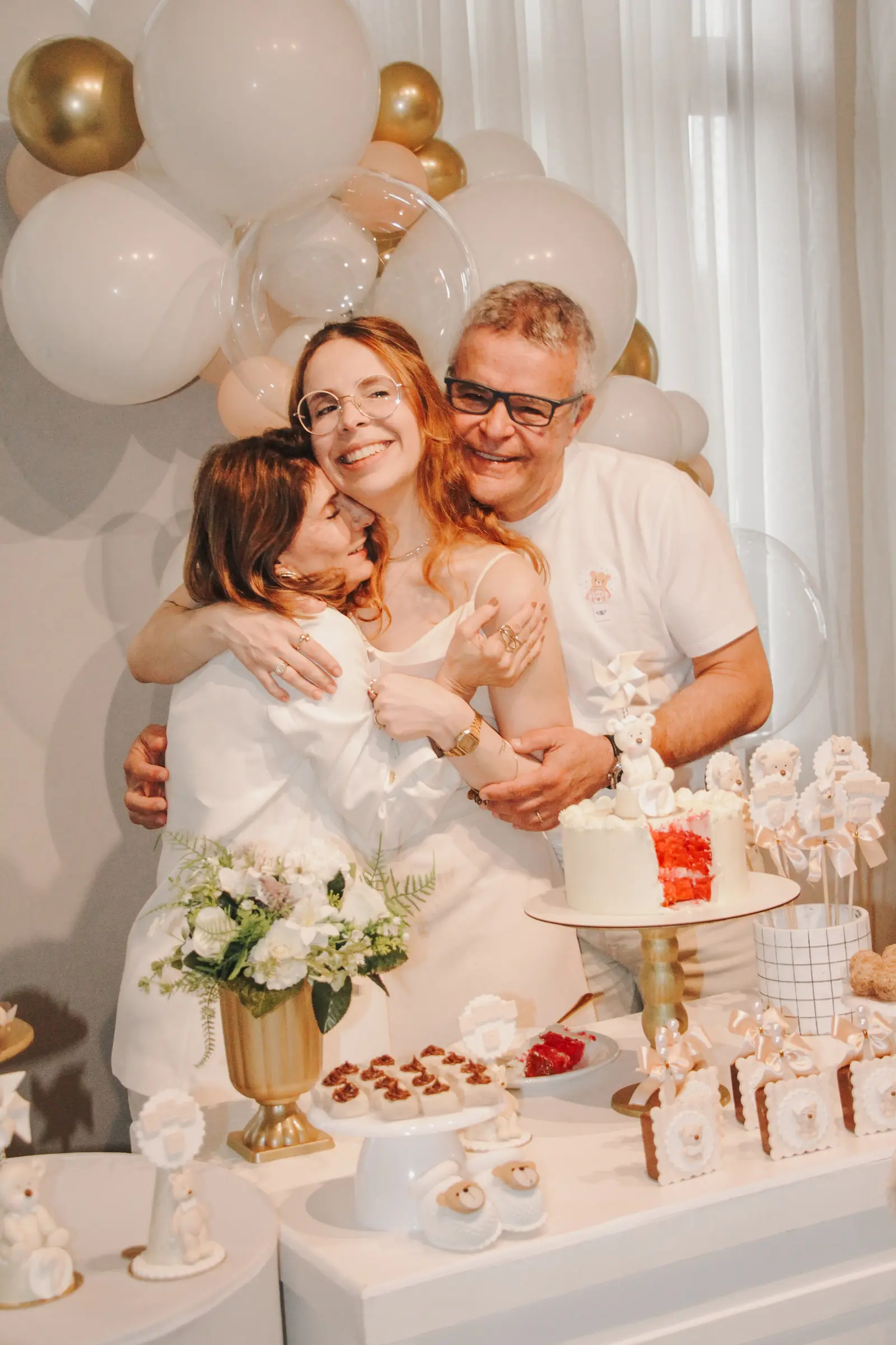 Casal comemorando o chá de bebê